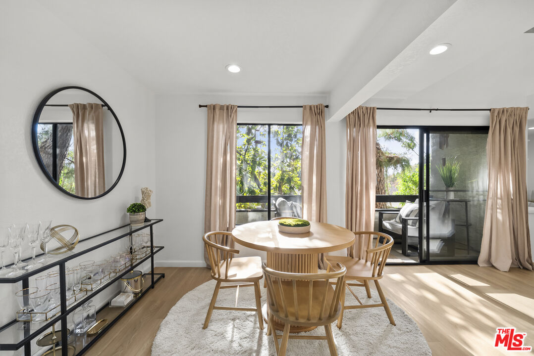 4425 Whitsett Ave Unit: 214
