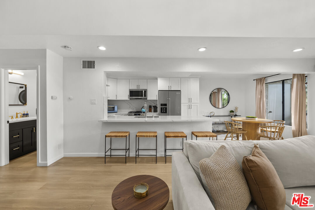 4425 Whitsett Ave Unit: 214