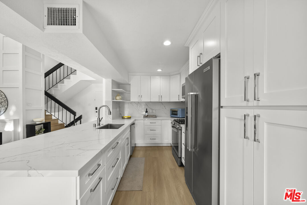 4425 Whitsett Ave Unit: 214