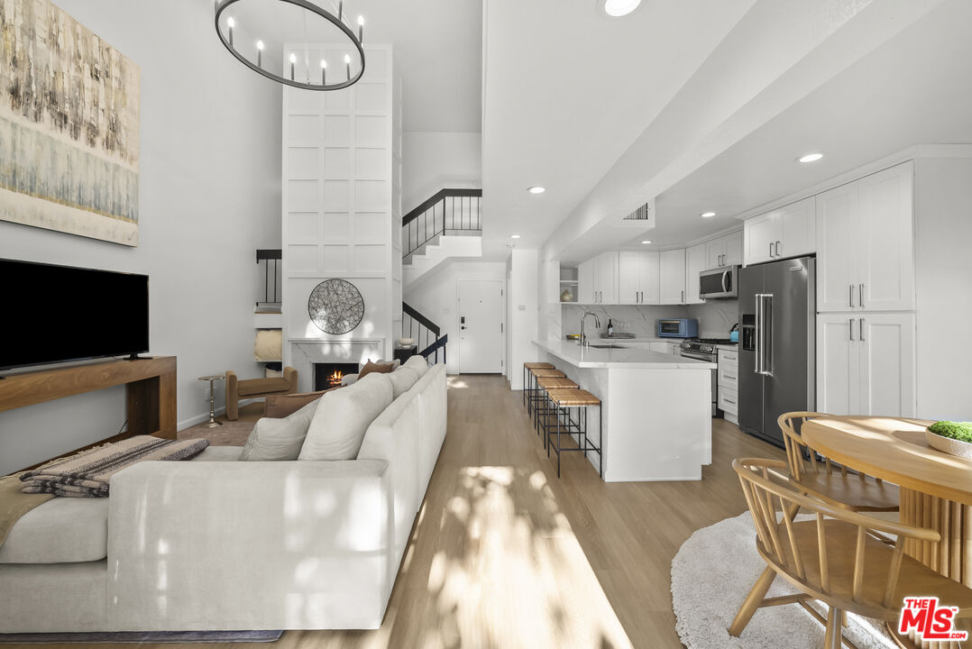 4425 Whitsett Ave Unit: 214
