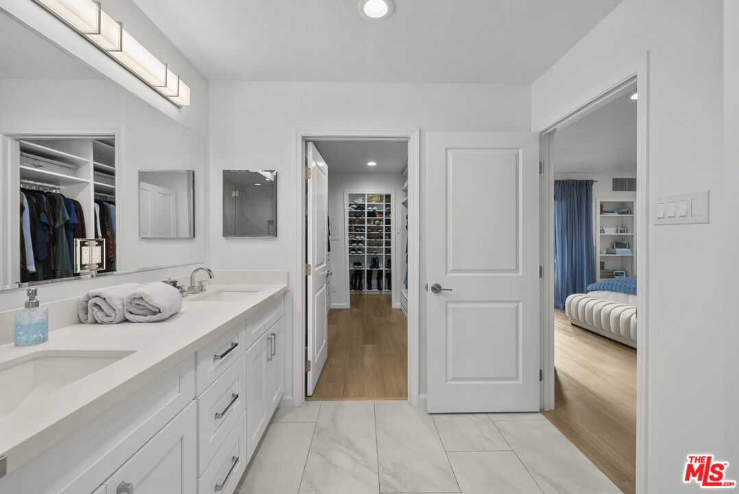 4425 Whitsett Ave Unit: 214