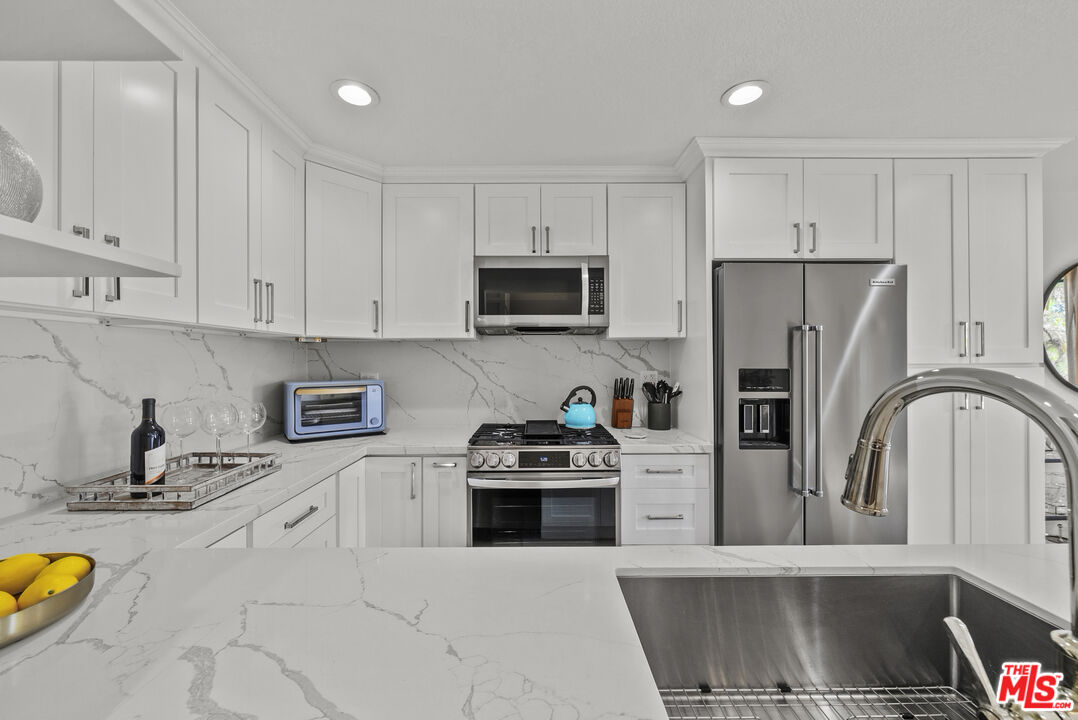 4425 Whitsett Ave Unit: 214