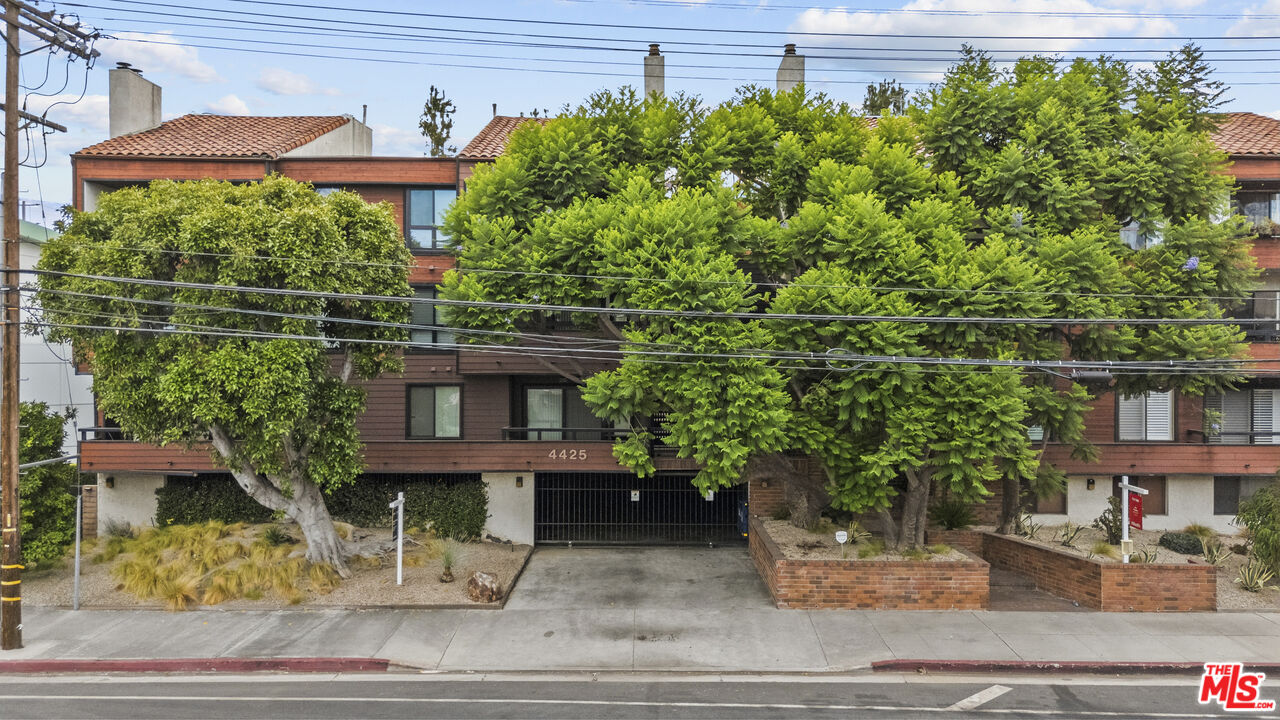 4425 Whitsett Ave Unit: 214