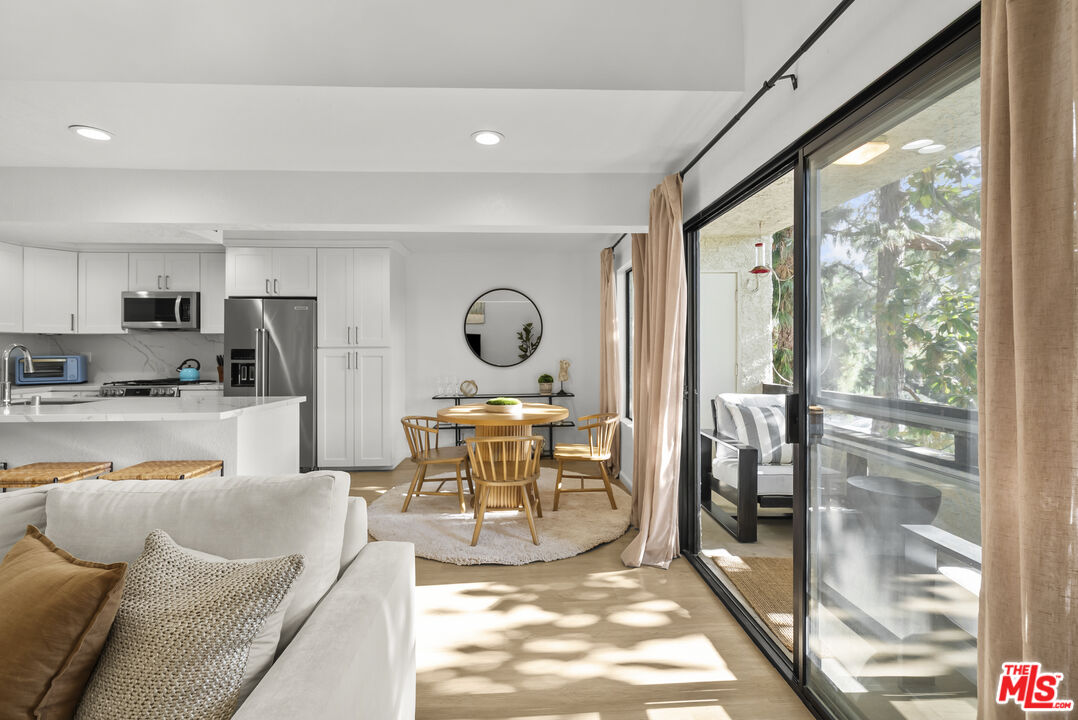 4425 Whitsett Ave Unit: 214