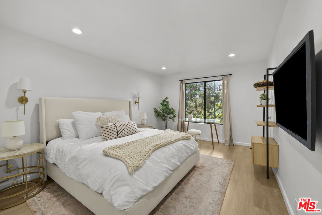 4425 Whitsett Ave Unit: 214