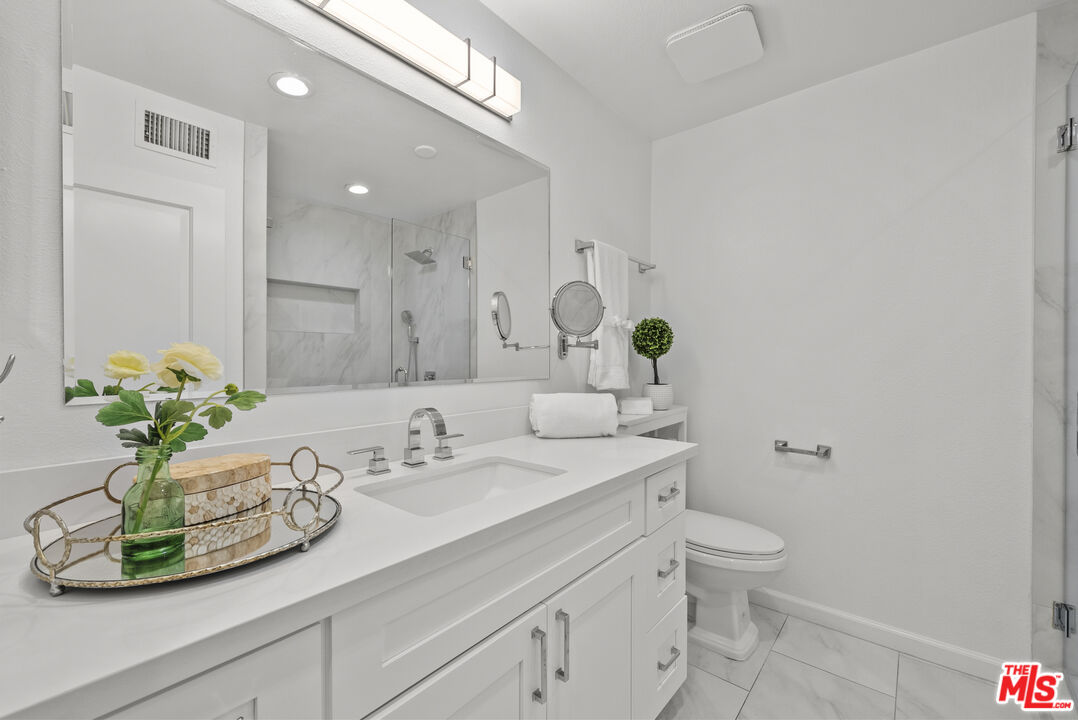 4425 Whitsett Ave Unit: 214