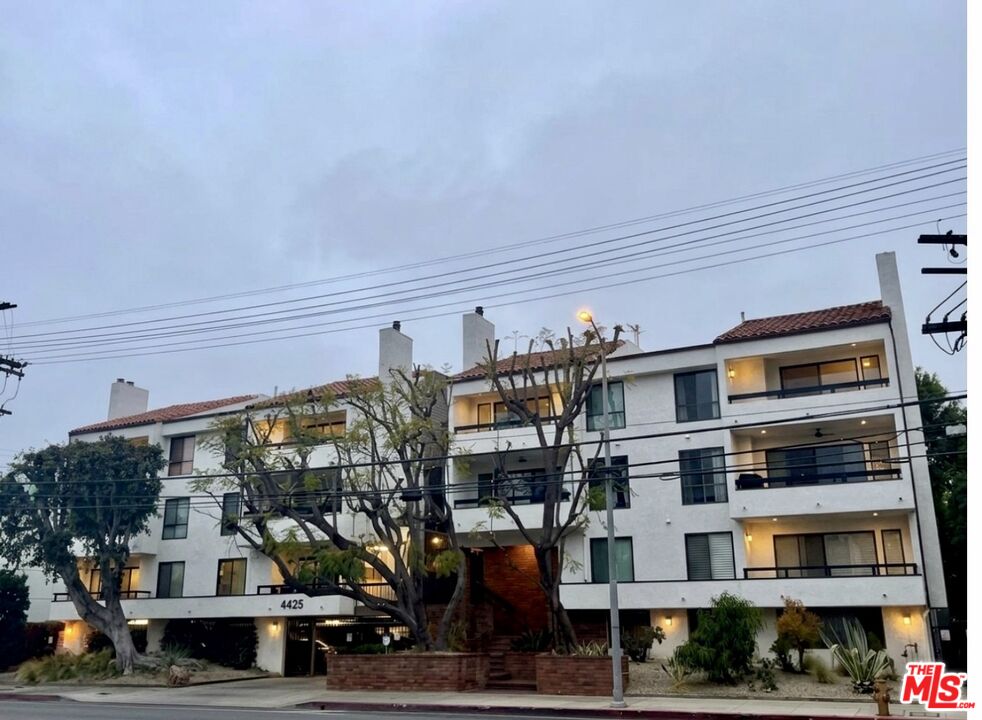 4425 Whitsett Ave Unit: 214