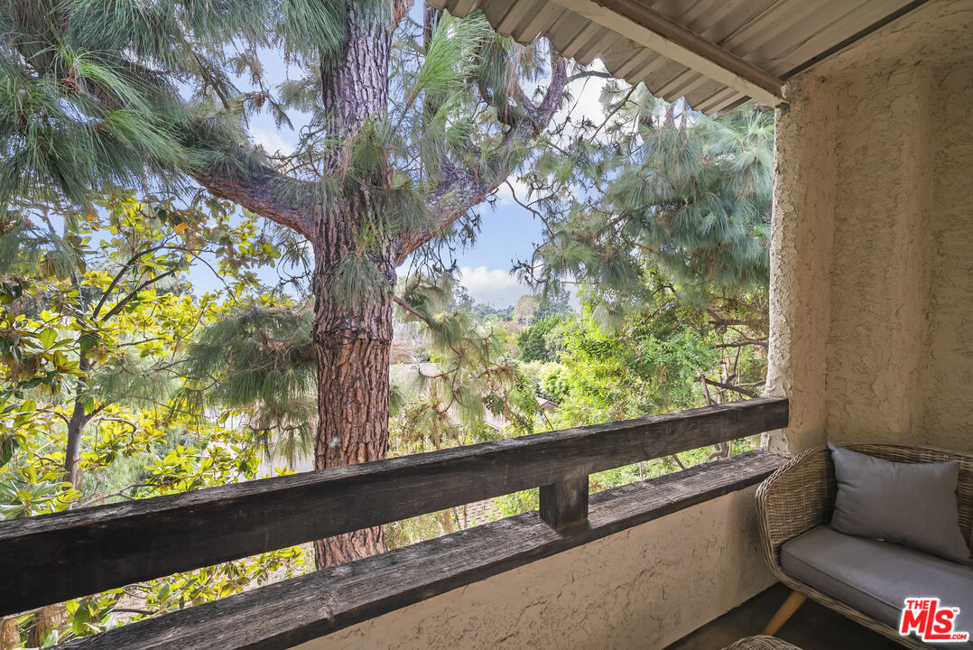 4425 Whitsett Ave Unit: 214