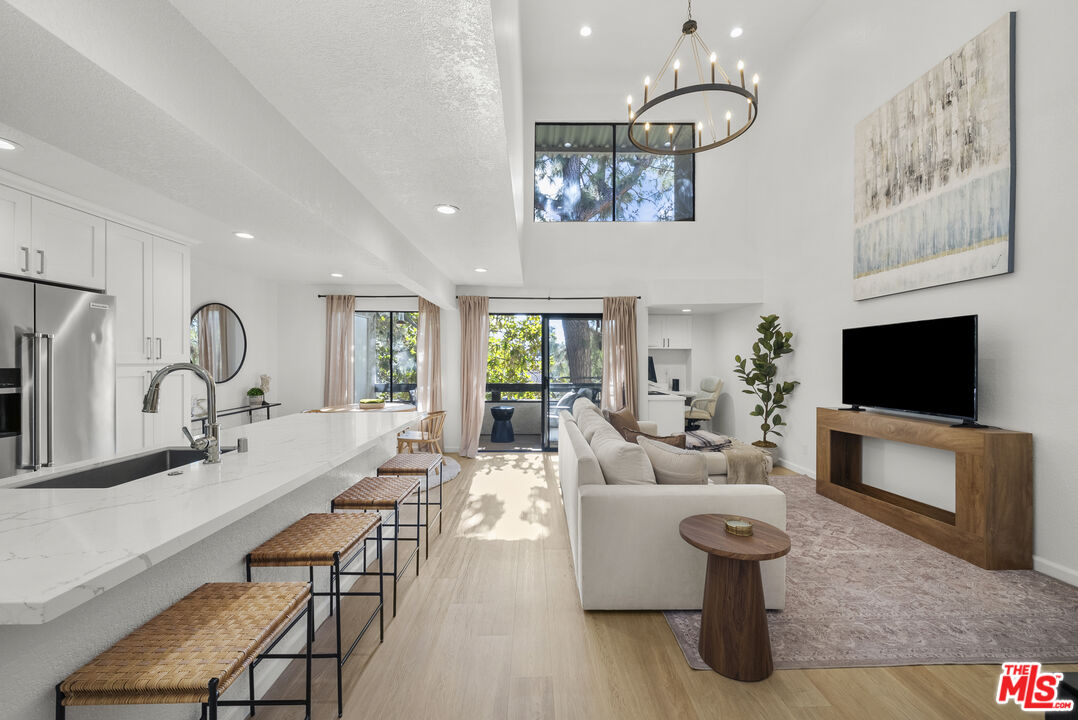 4425 Whitsett Ave Unit: 214