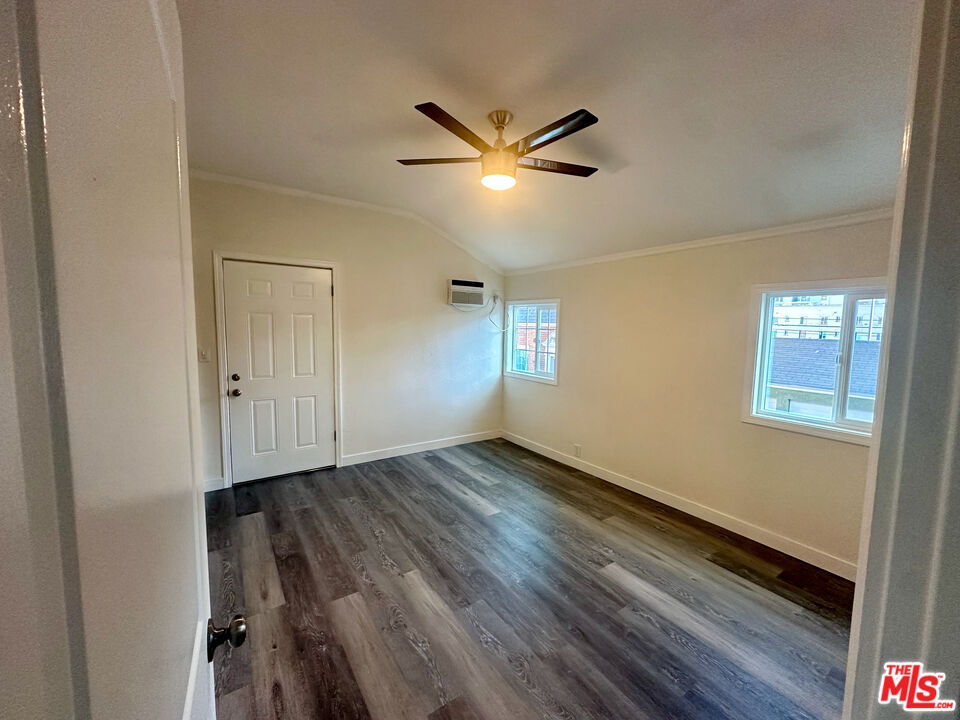 1762 N Las Palmas Ave