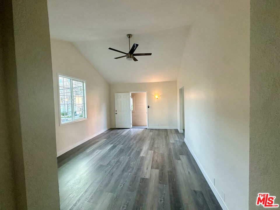 1762 N Las Palmas Ave