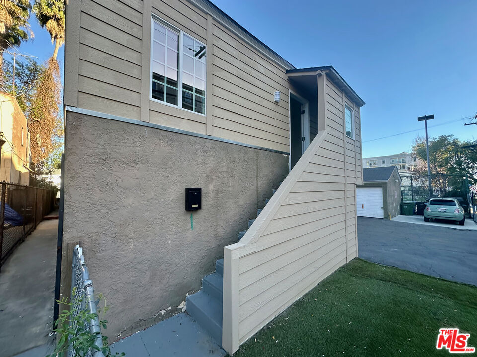 1762 N Las Palmas Ave