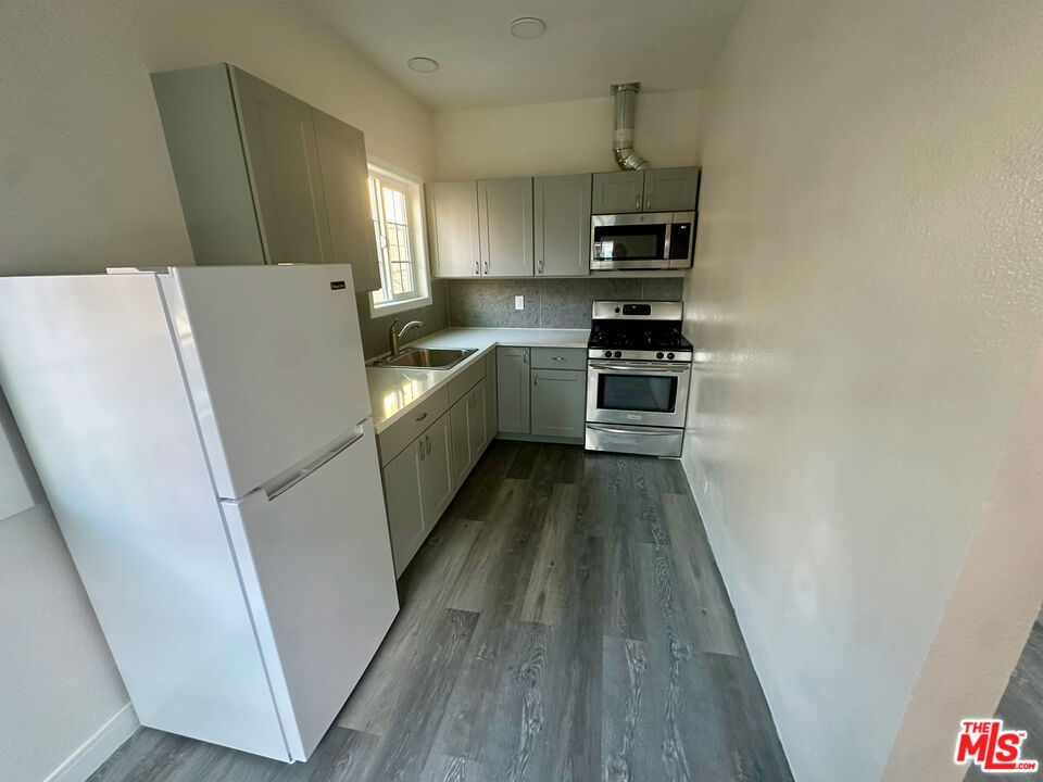 1762 N Las Palmas Ave