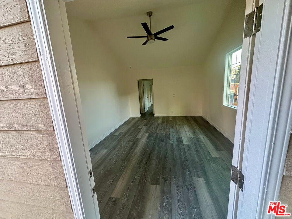 1762 N Las Palmas Ave
