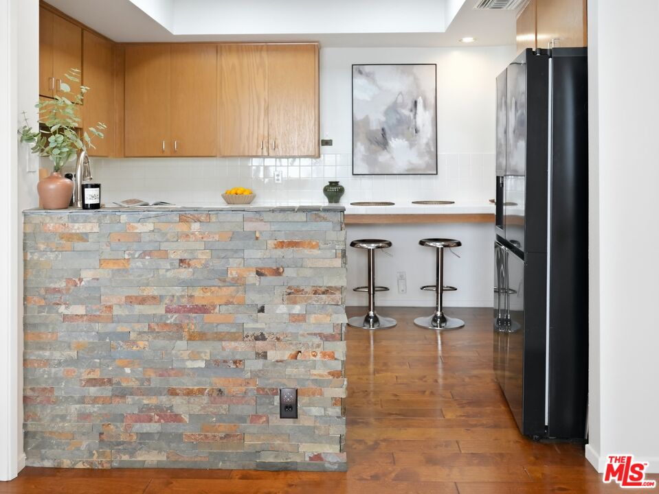 4236 Longridge Ave Unit: 203