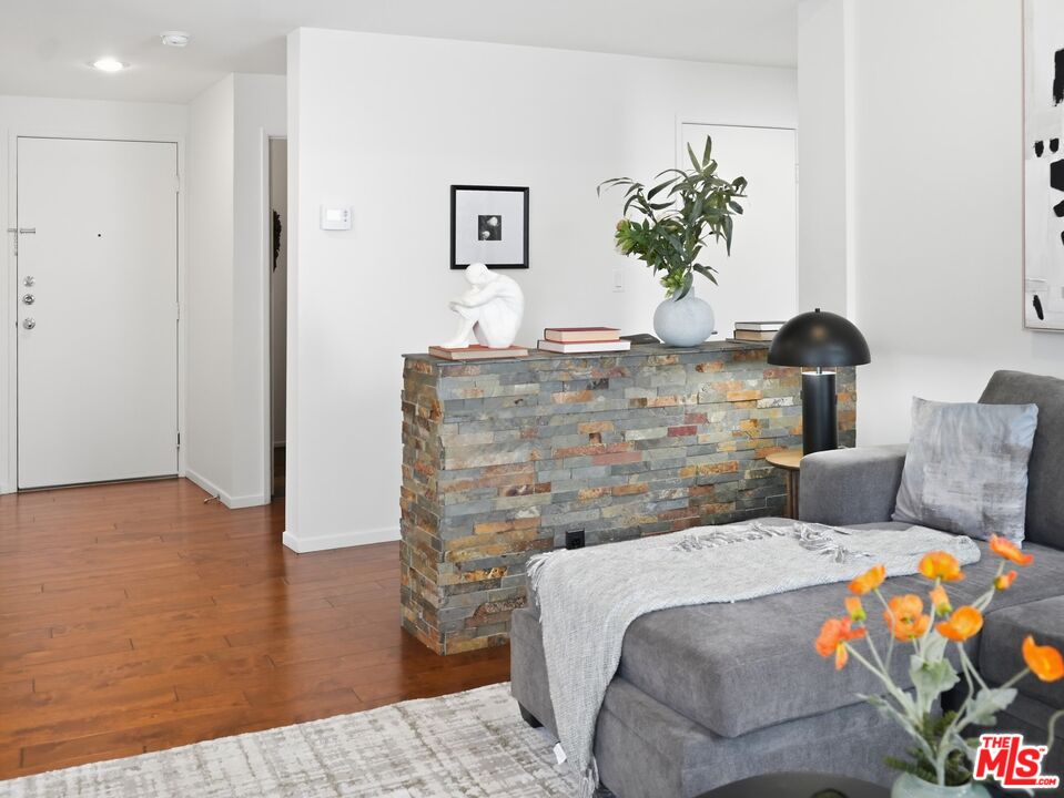 4236 Longridge Ave Unit: 203