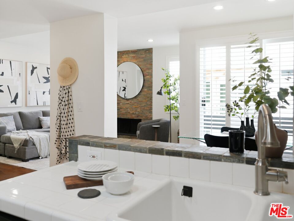 4236 Longridge Ave Unit: 203