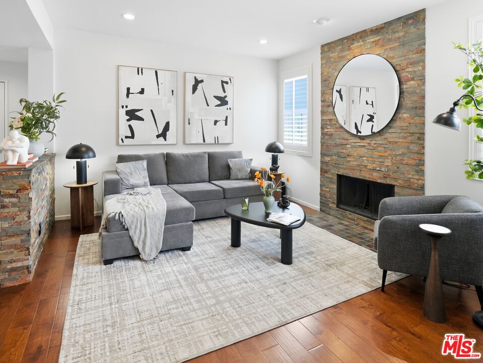4236 Longridge Ave Unit: 203