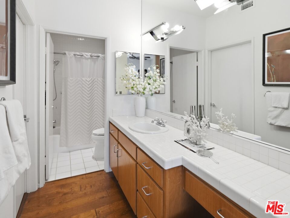 4236 Longridge Ave Unit: 203