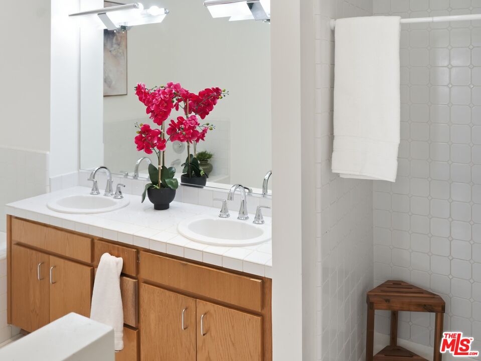 4236 Longridge Ave Unit: 203