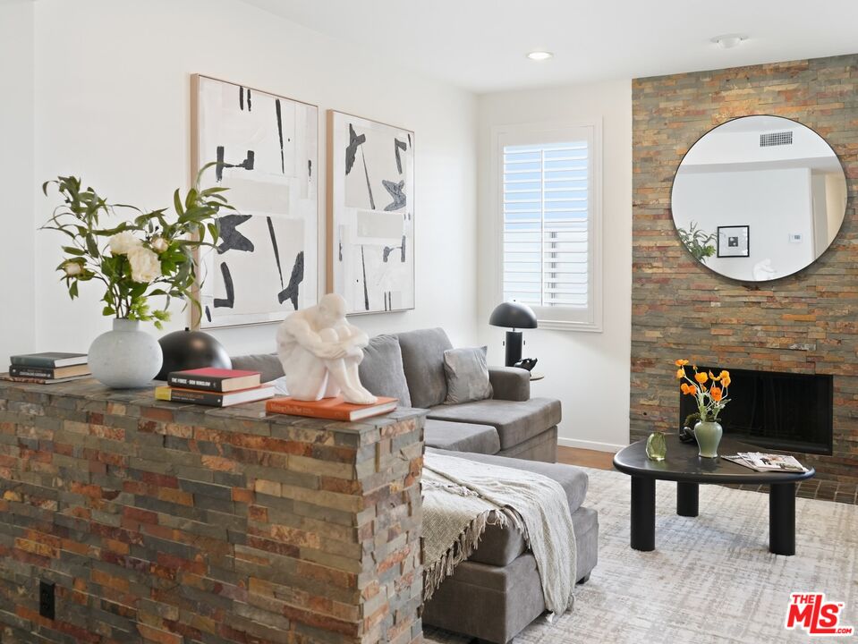 4236 Longridge Ave Unit: 203