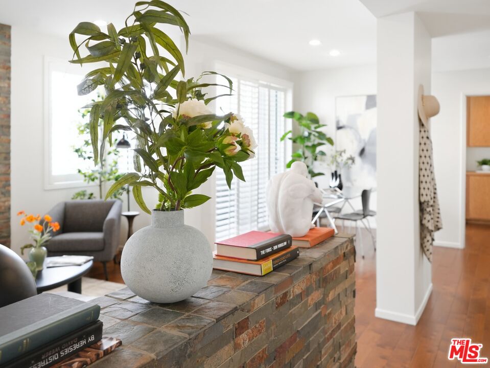 4236 Longridge Ave Unit: 203