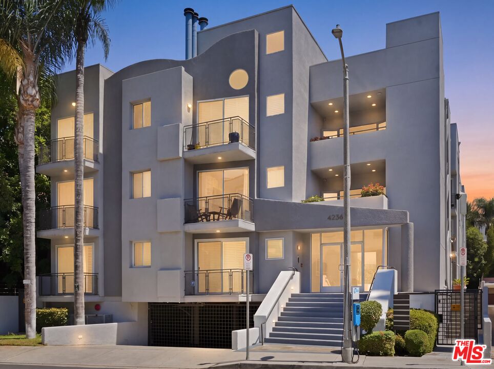 4236 Longridge Ave Unit: 203