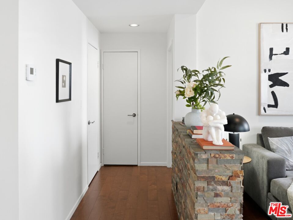 4236 Longridge Ave Unit: 203