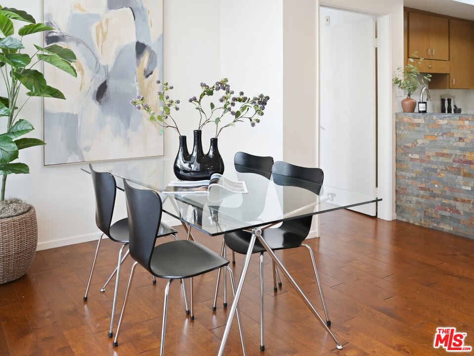 4236 Longridge Ave Unit: 203