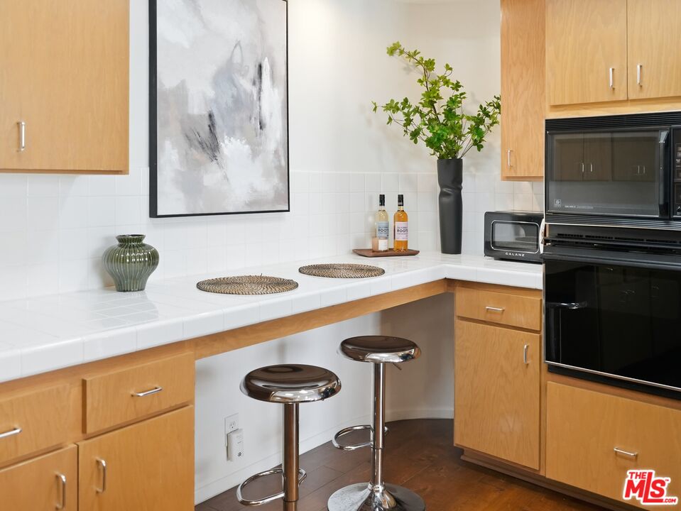 4236 Longridge Ave Unit: 203