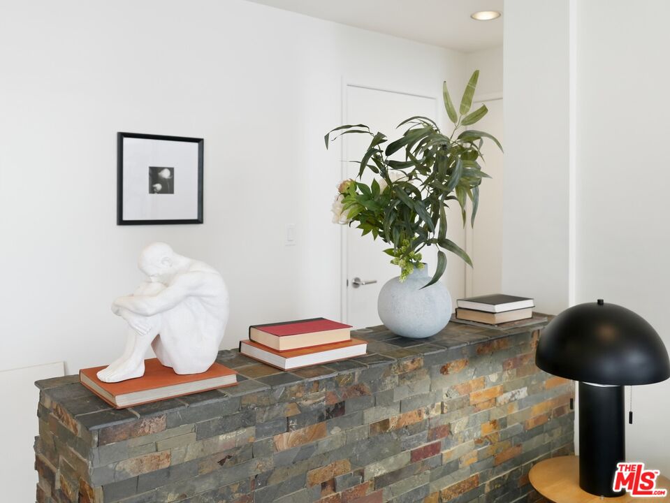4236 Longridge Ave Unit: 203