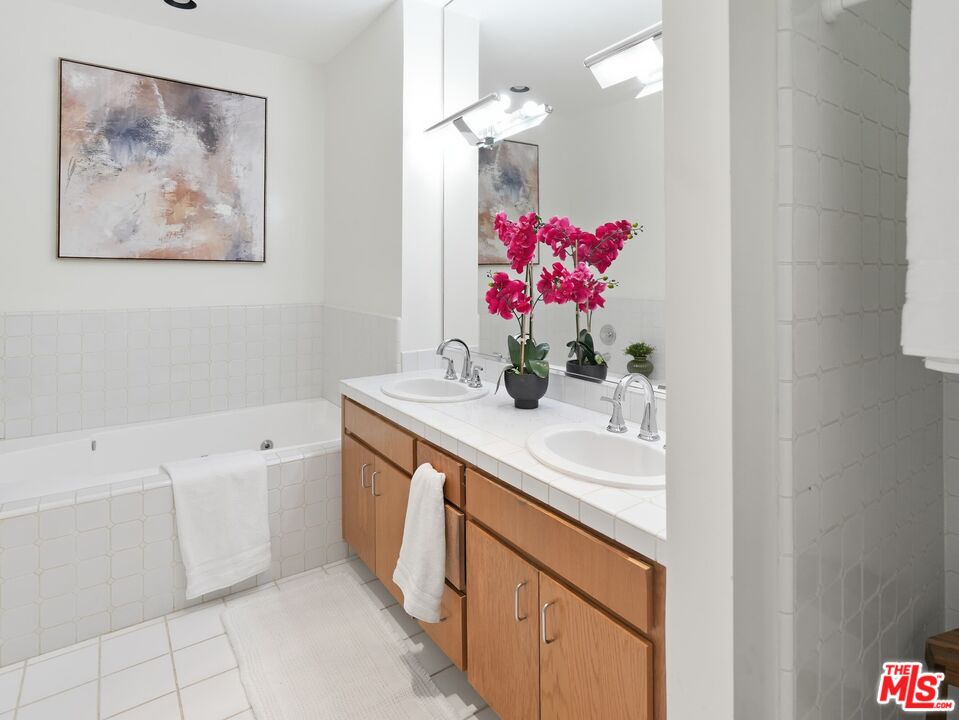 4236 Longridge Ave Unit: 203