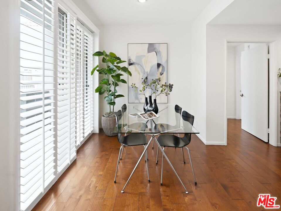 4236 Longridge Ave Unit: 203