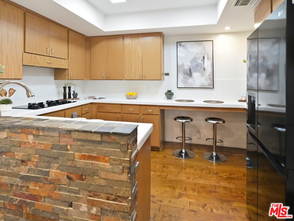 4236 Longridge Ave Unit: 203