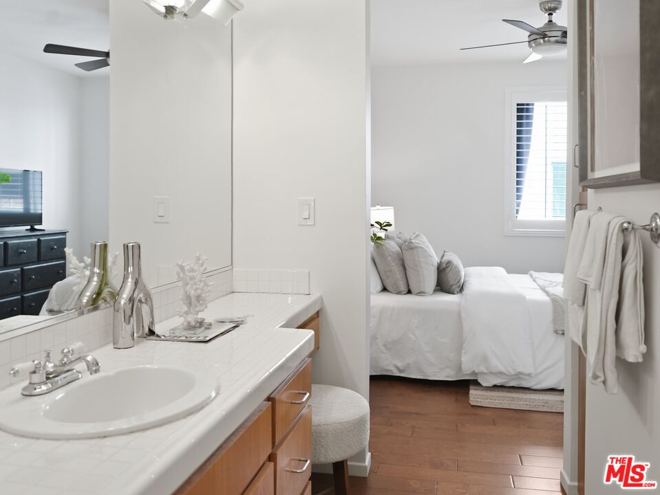 4236 Longridge Ave Unit: 203