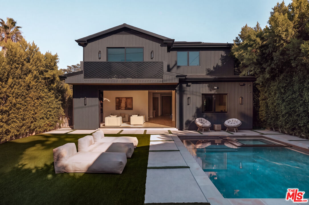 4447 N Camellia Avenue