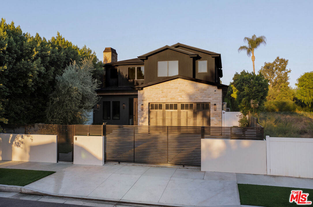 4447 N Camellia Avenue
