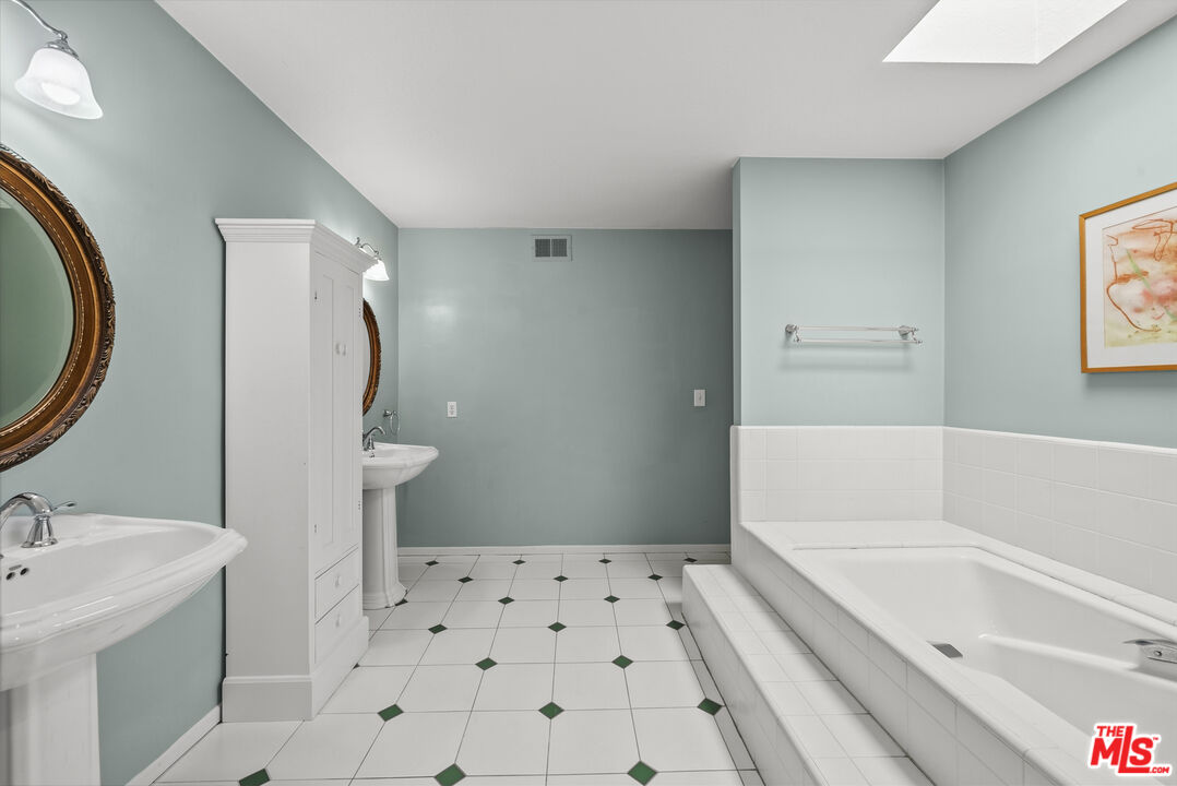 4338 Gentry Ave Unit: 2
