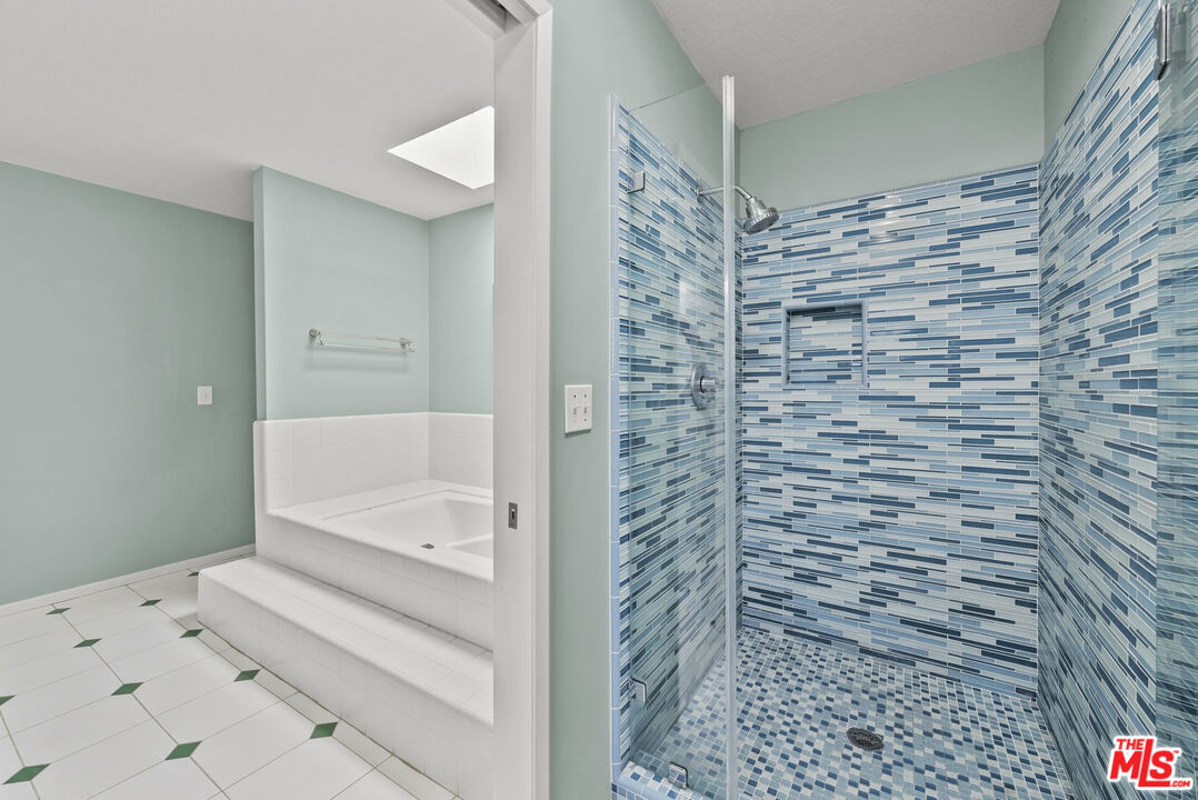 4338 Gentry Ave Unit: 2