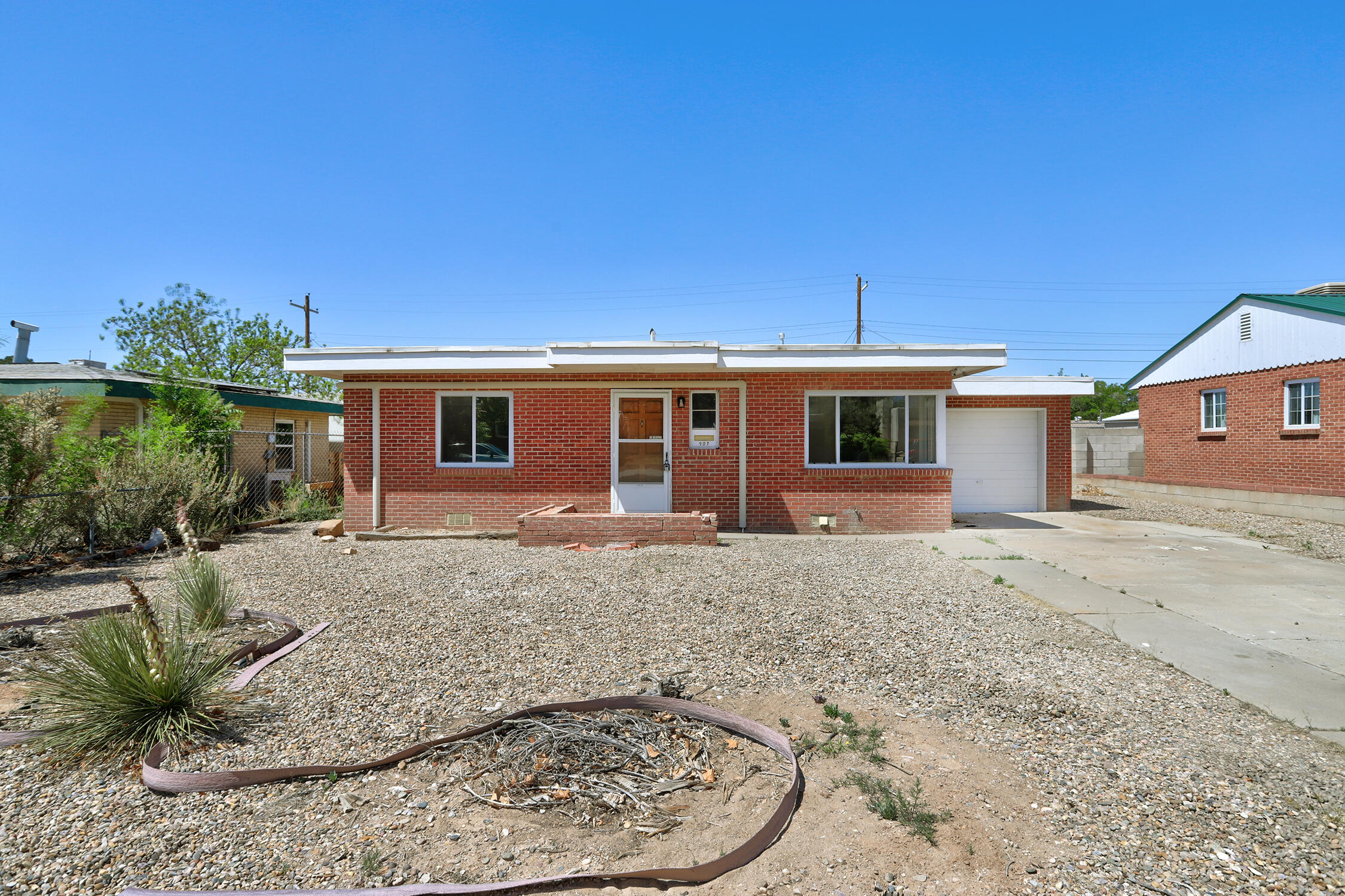 907 Manzano Street NE