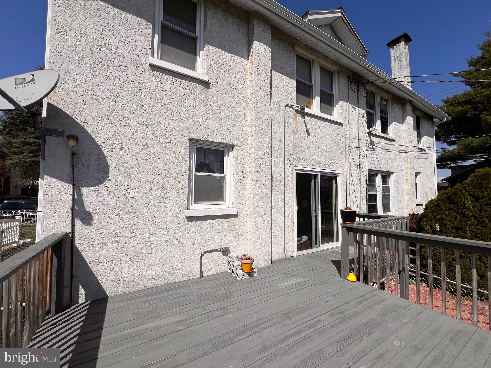 402 Douglass St