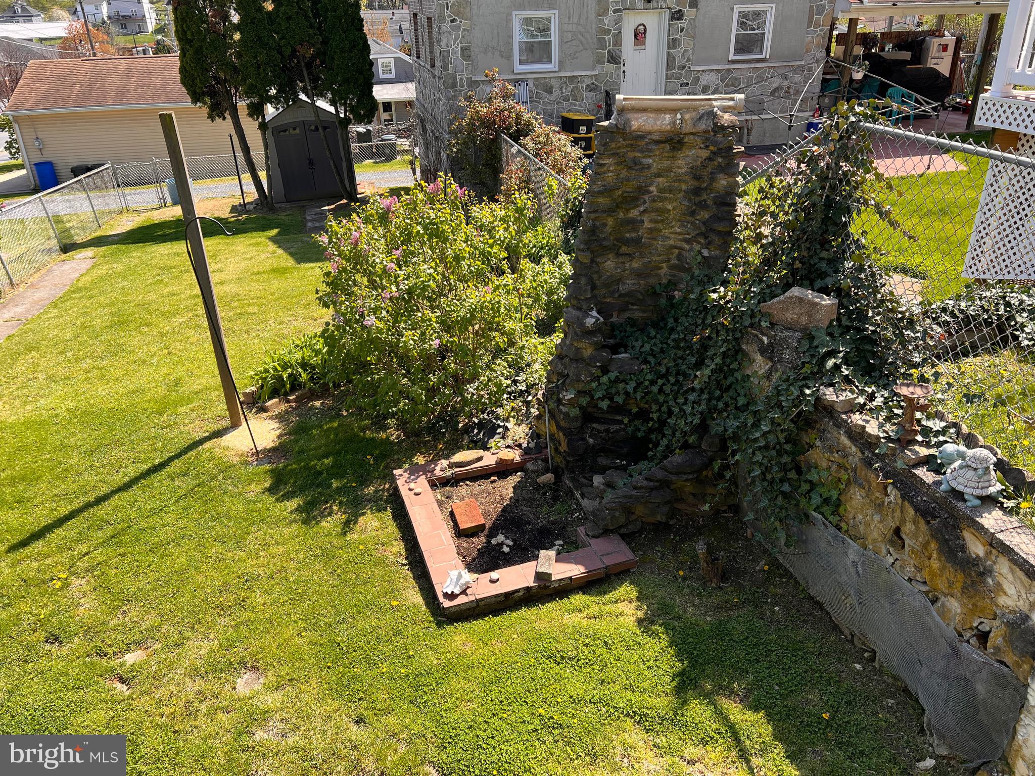 402 Douglass St