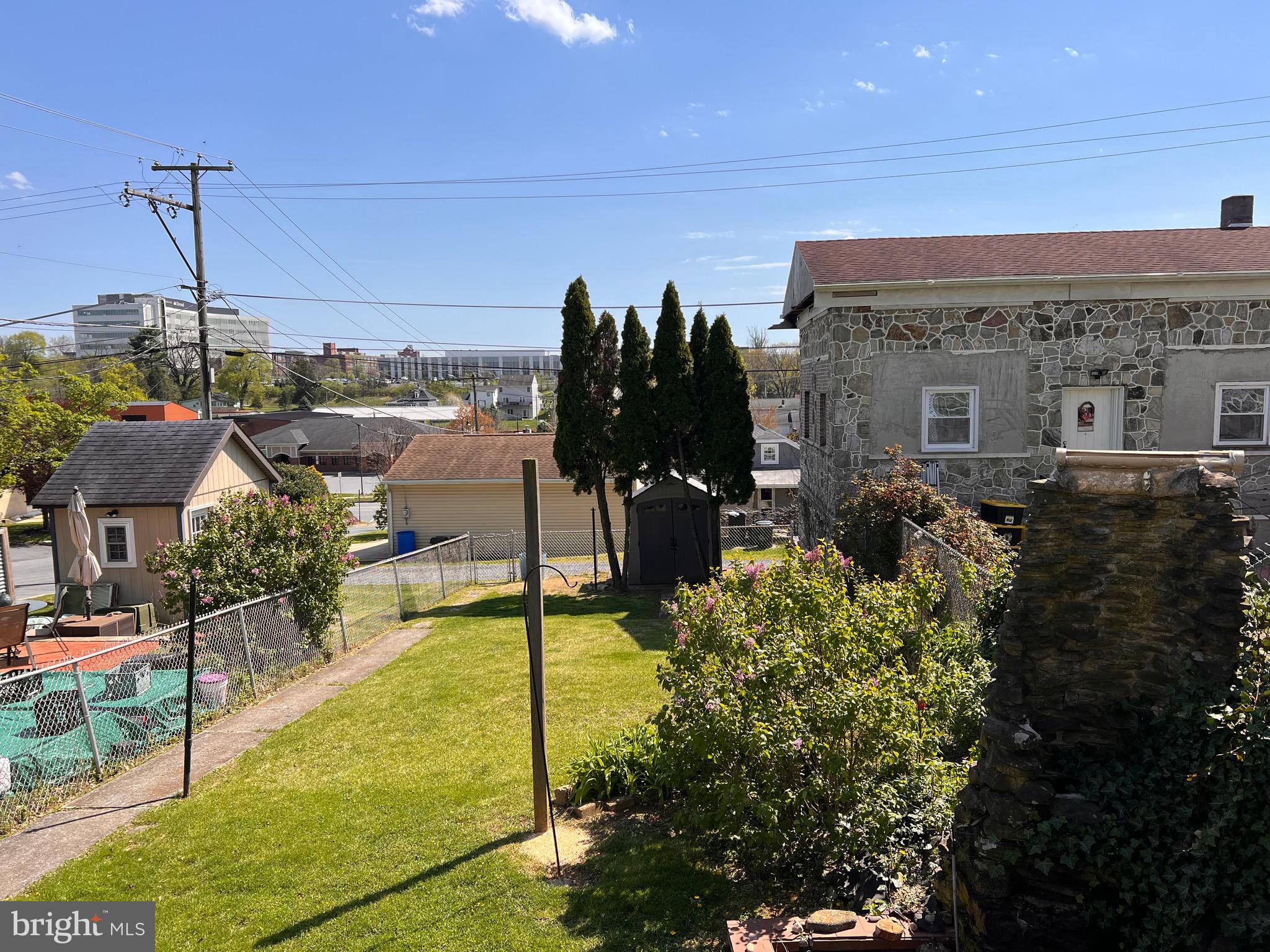 402 Douglass St