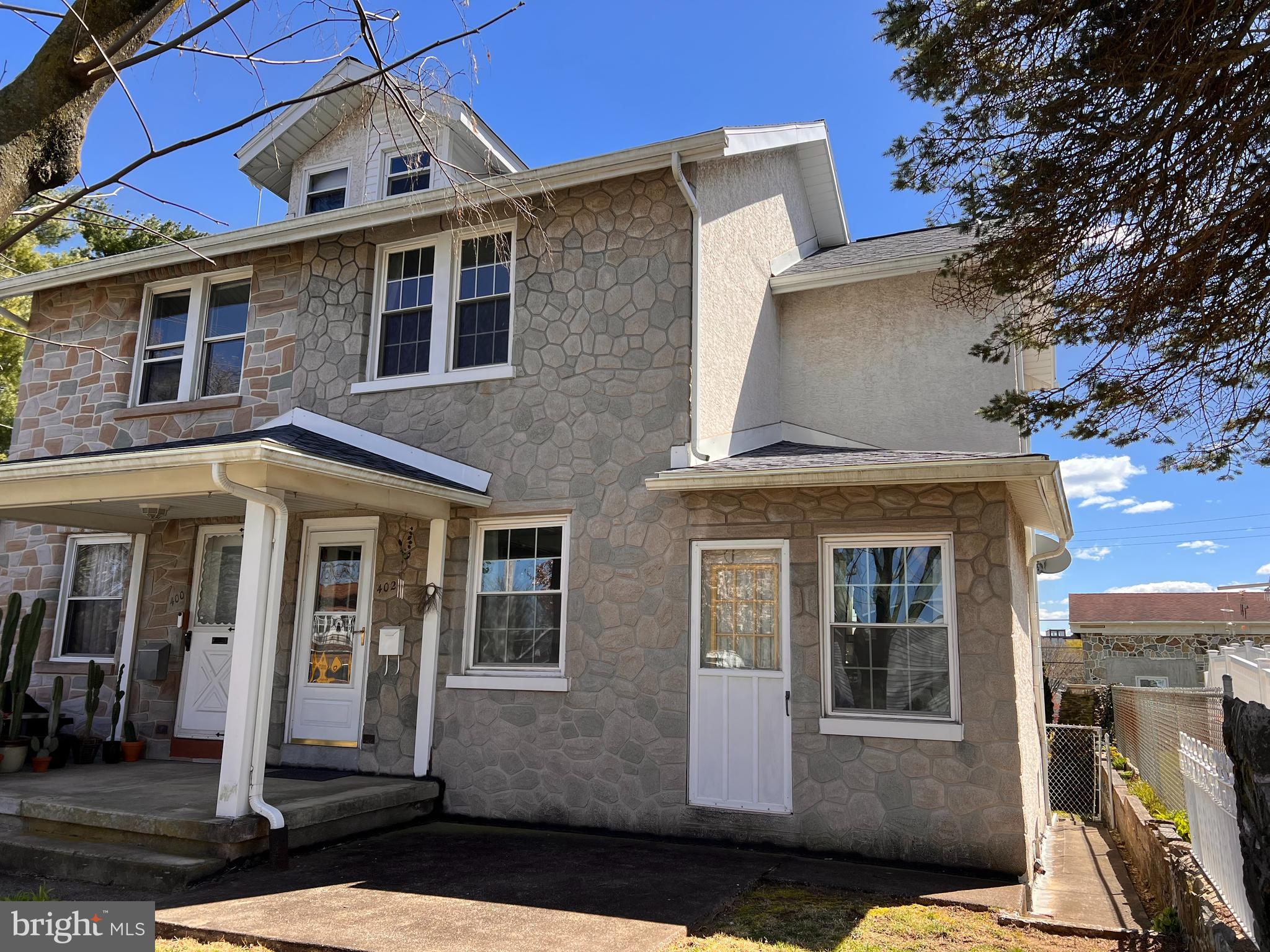 402 Douglass St