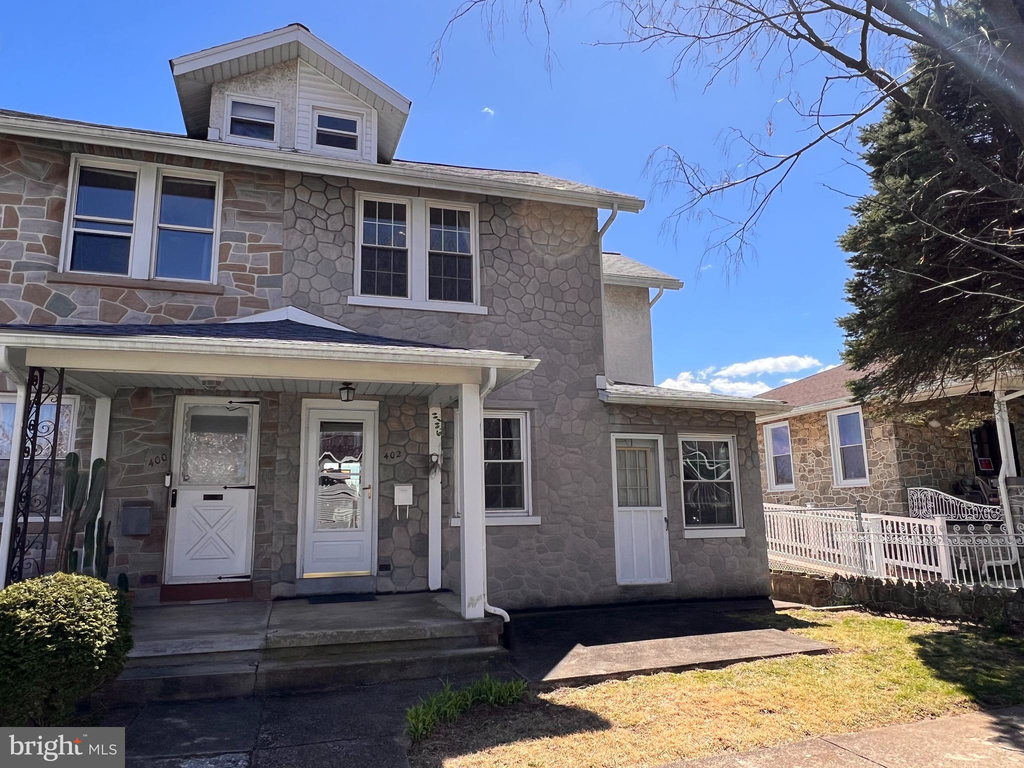 402 Douglass St