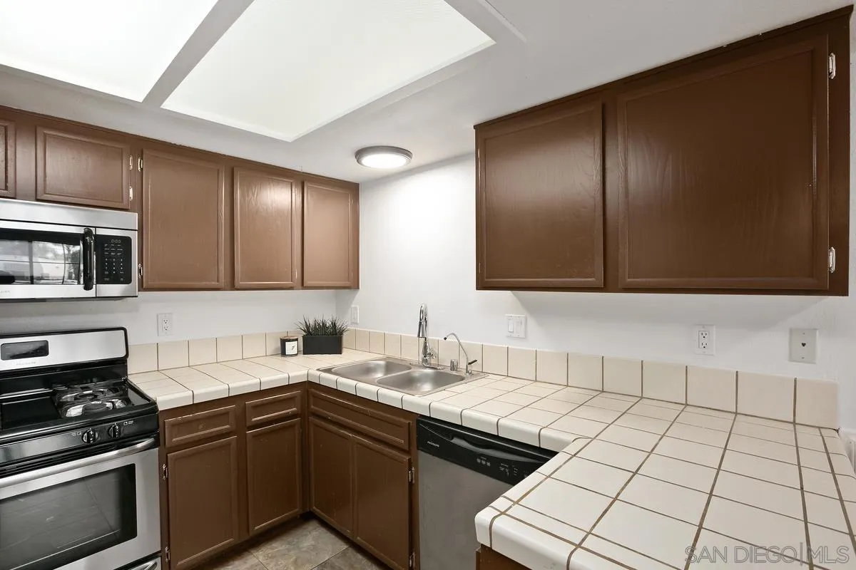 4368 42nd St Unit: 3