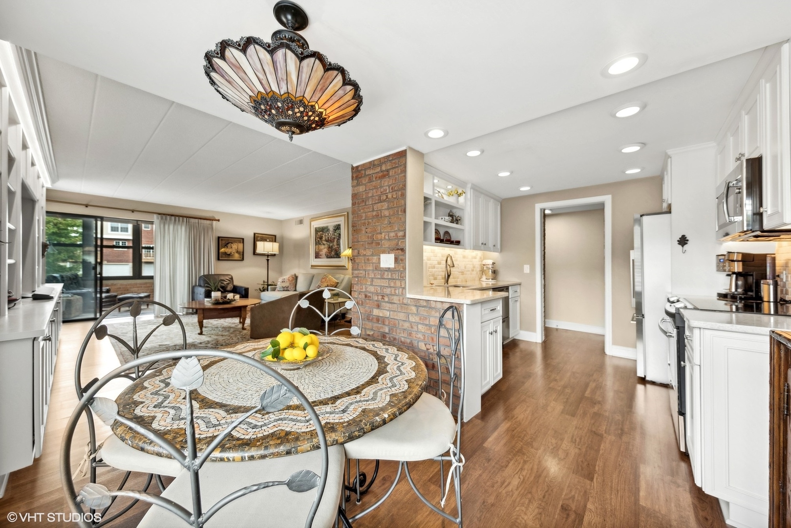 1132 Curtiss Street Unit: 2B