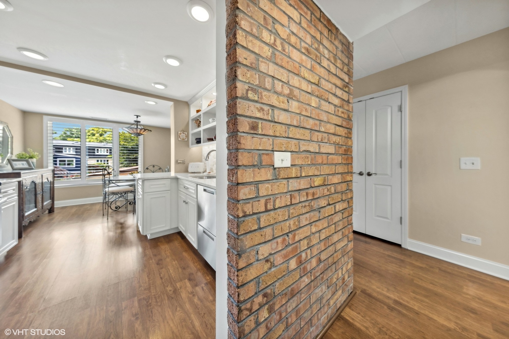 1132 Curtiss Street Unit: 2B