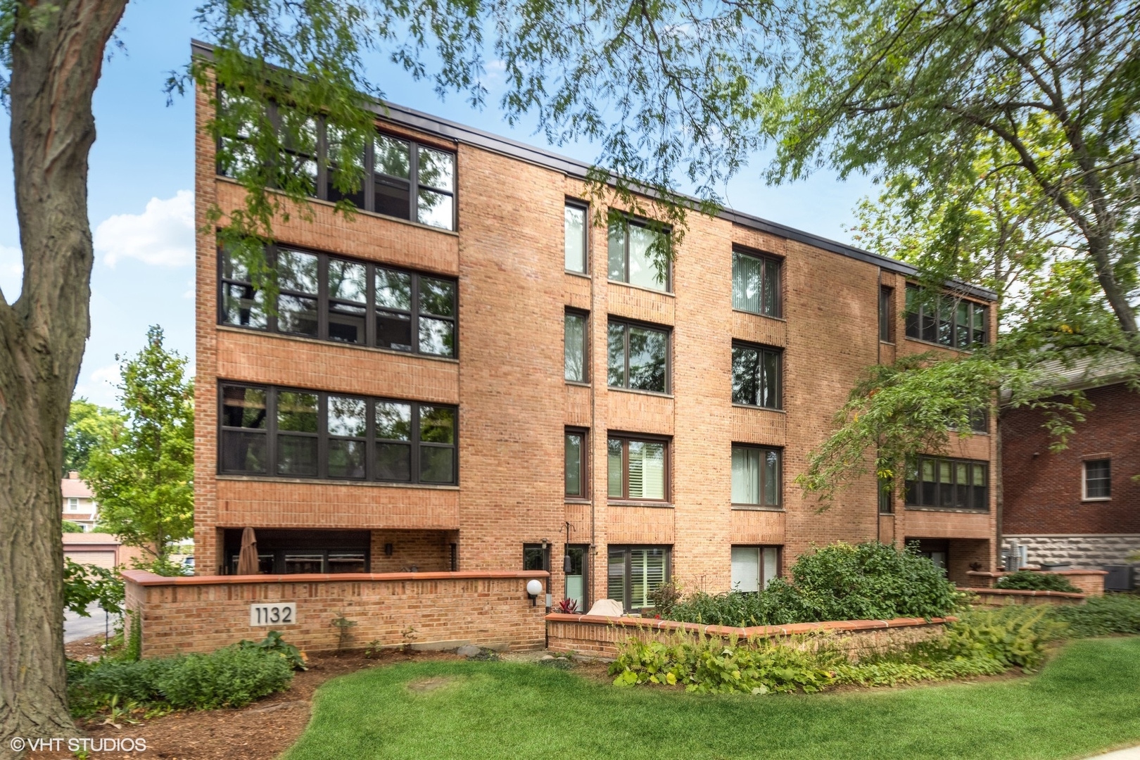 1132 Curtiss Street Unit: 2B