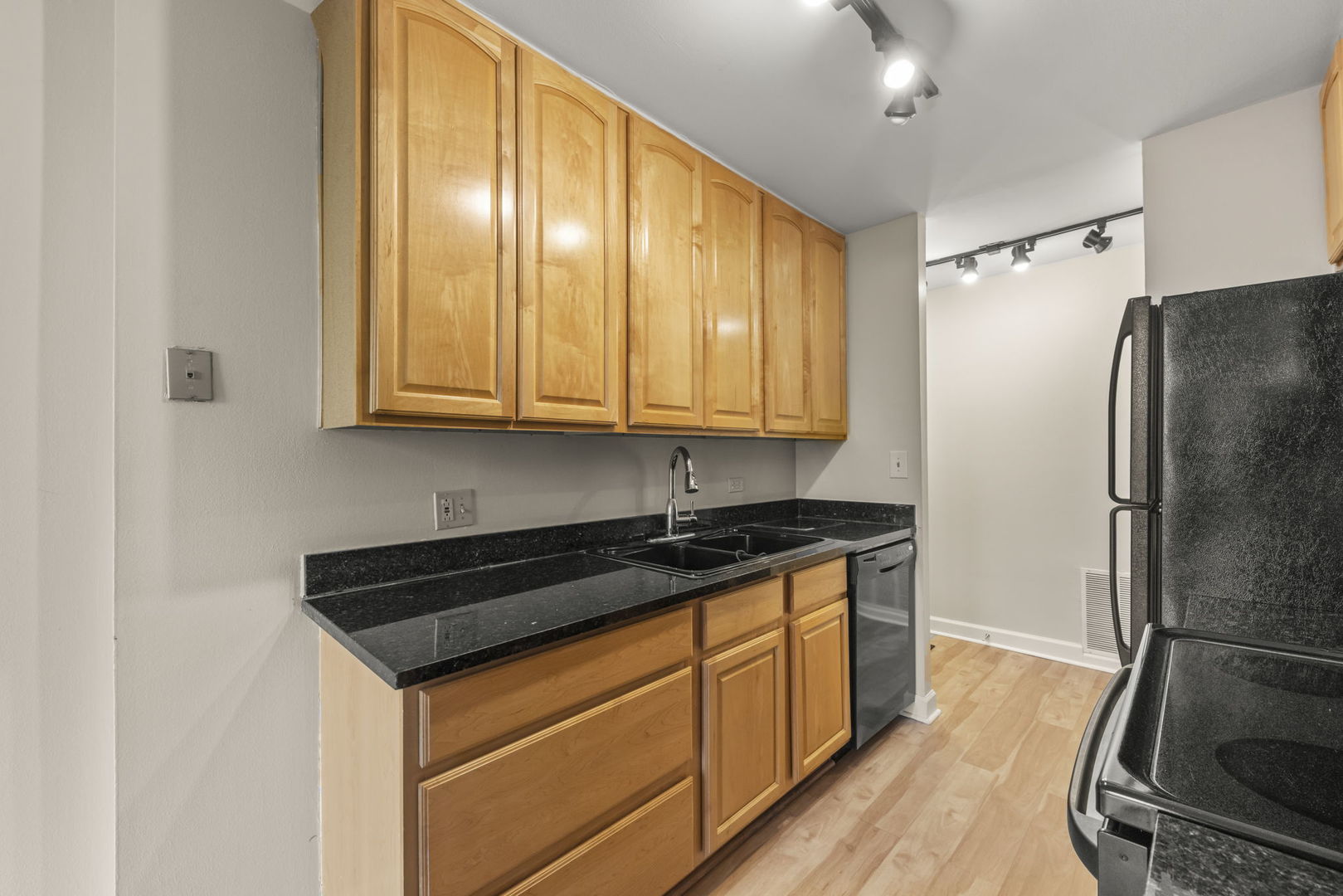 1833 Four Lakes Avenue Unit: 4A